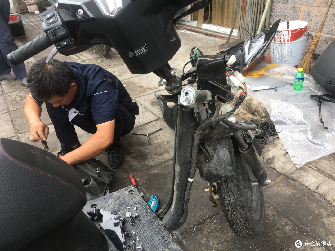 曾经这车让同事把这车倒了一下，外壳裂了，结果到了维修点一看，里面别的卡子也有断裂，我又有强迫症，于是全给换了。