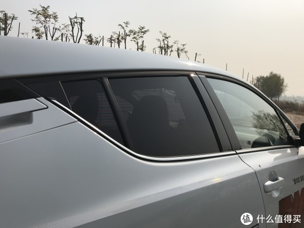 车身侧面线条也没什么好挑的，一致的动感，抛开后窗面积不说，C柱上扬的线条，是整车“提神儿”的精髓所在