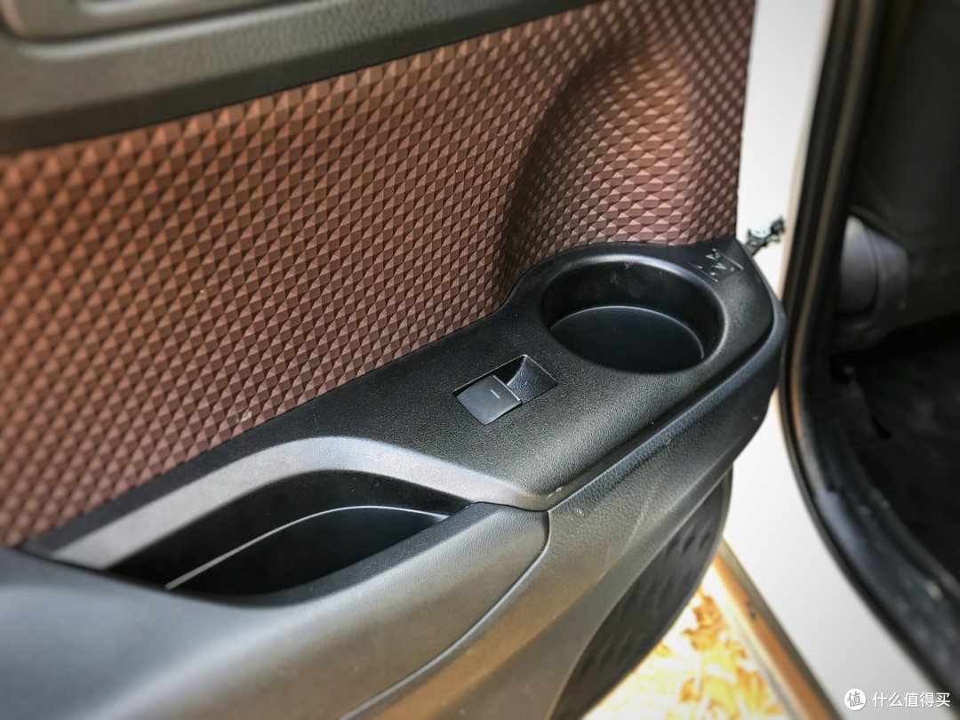 后排杯架做到了上面,风格有些粗犷,倒是拿取方便