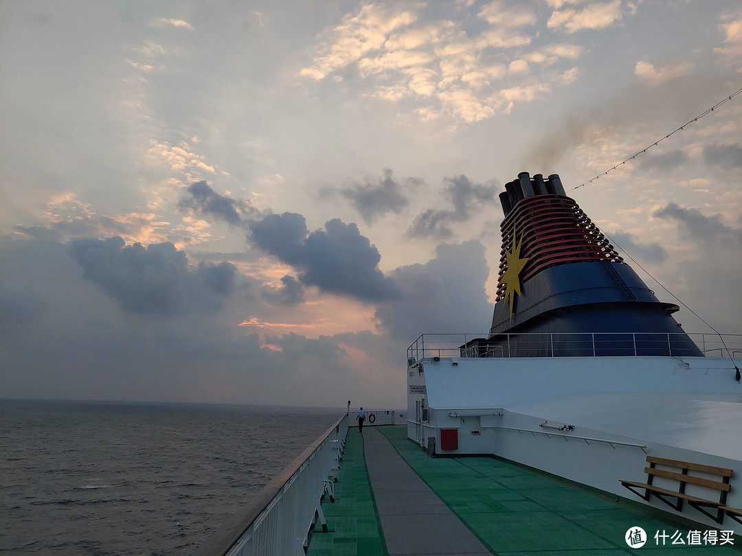 早上因为云很多，所以没看到日出，甲板上只有一两个船员