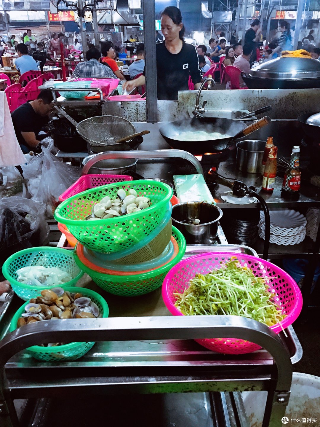 在海鲜市场买的海产品在海鲜加工区完成清洗、烹饪等工序