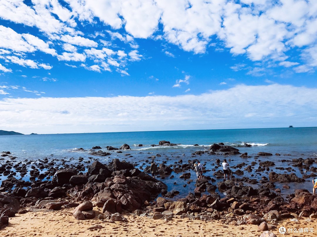 海边礁石丛立