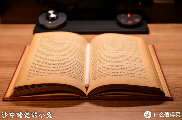 ScreenBar Plus这款挂灯在阅读传统纸质读物的时候也会让眼睛很舒服，照度很均匀。