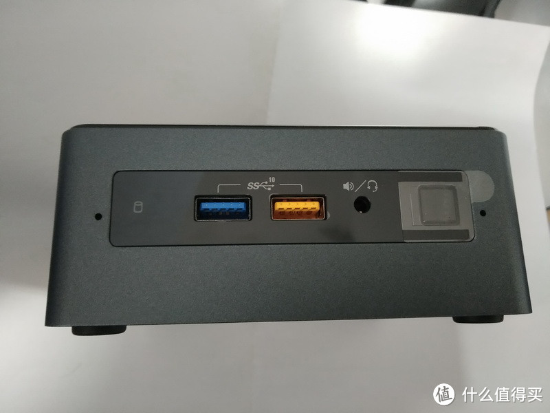 前面板，从左到右：硬盘灯，USB3.1，USB3.1带充电功能，耳机，电源开关