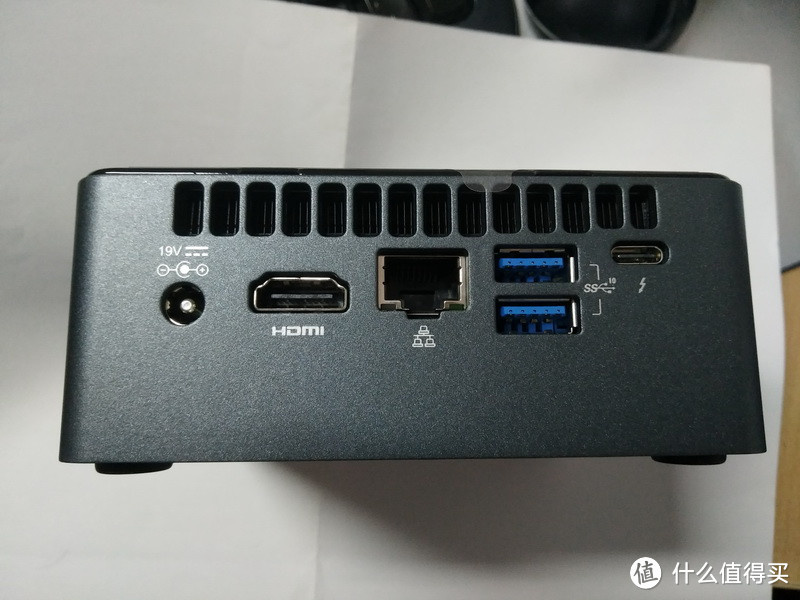 后面板，从左到右：电源口，HDMI，千兆网口，2个USB3.1，雷电3和USB3.1 TYPE-C接口