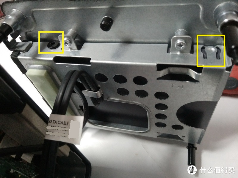 硬盘推进去时，右侧会咔嗒一声卡住2个螺丝位，所以只要上另2个螺丝，挺好的设计，也很结实