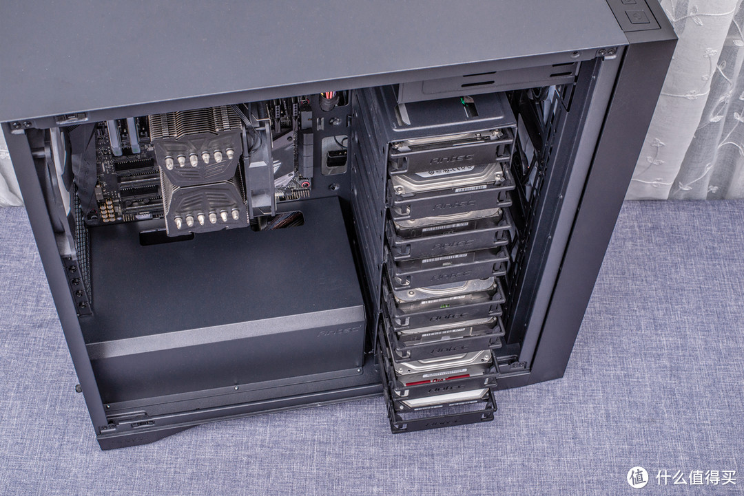 八个3.5寸硬盘完美支持，安钛克P101静音机箱实测