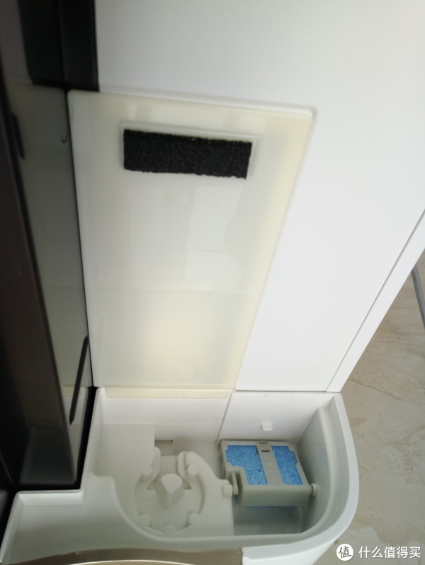 水箱供水的地方，其实和普通的雾化加湿器类似，把这里抬起来往外抽，就能看到加湿功能的核心部件了