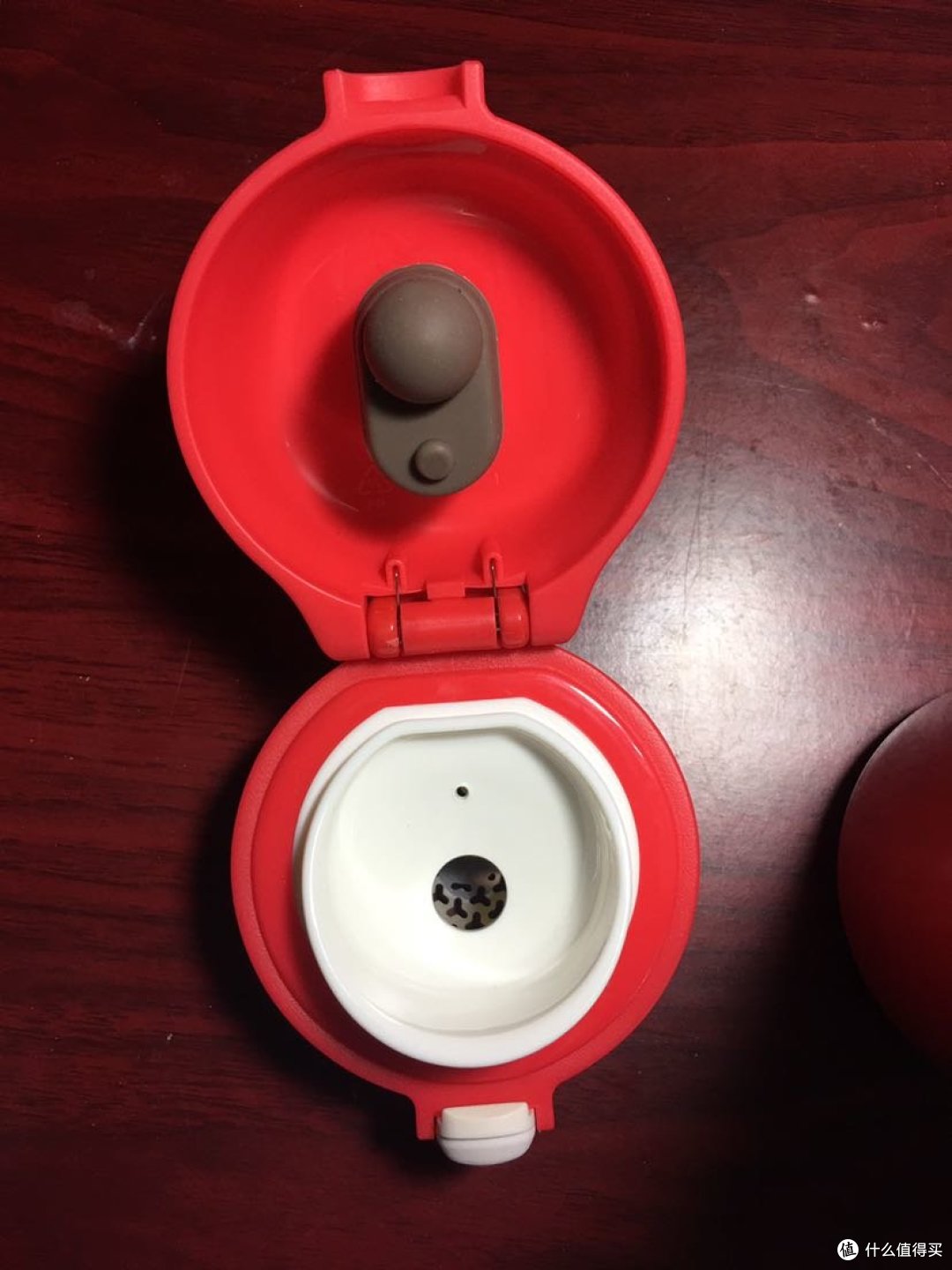 杯盖,一个出水孔,一个通气孔