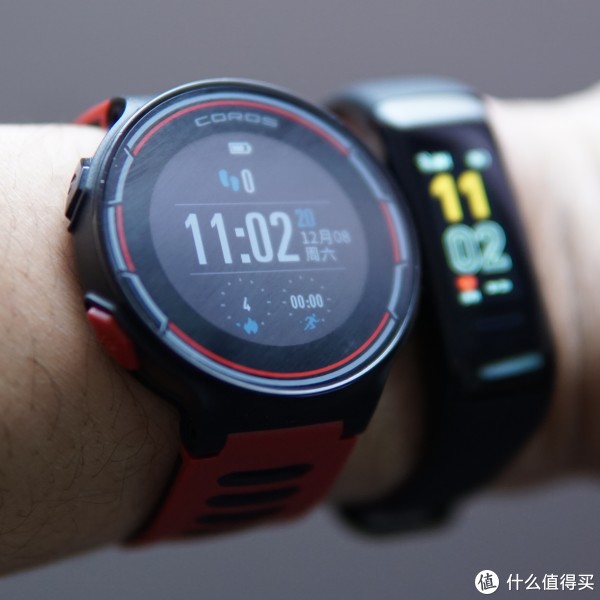 戴着手感还不错，旁边是乐心手环5，显示效果应该说乐心的略好，但手表的屏幕大太多，显示项目多的多，最上电池标志不用说自然是电量了，下方那个脚印和数字妥妥的是步数，中间背景时间以及年月日周几，左下是卡路里消耗，右下是锻炼时间，再看看乐心那可怜的时间心率，嗯，手表就是好啊就是好！