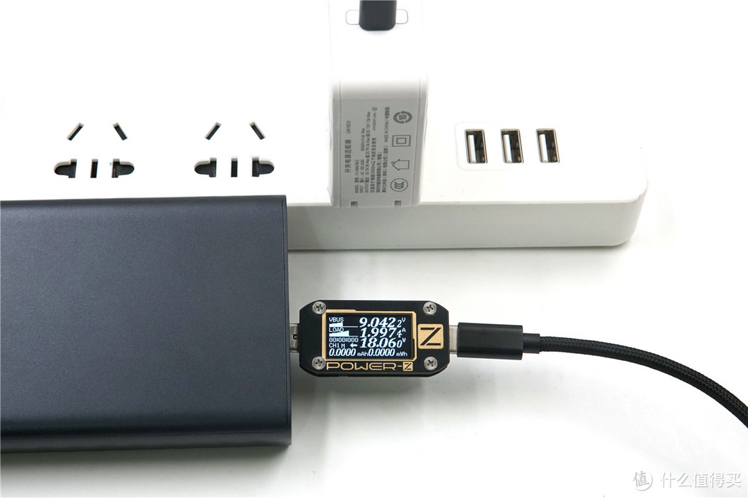 USB-C口支持27W USB PD输出，ZMI紫米 Aura 移动电源QB822开箱评测