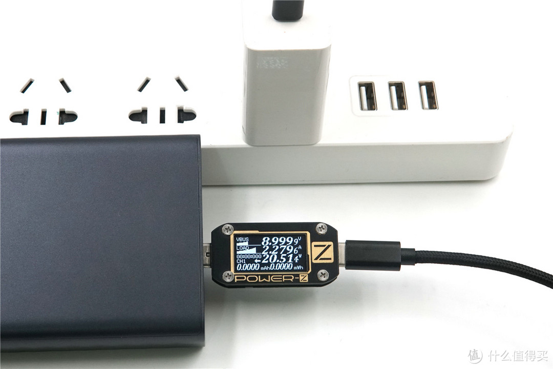 USB-C口支持27W USB PD输出，ZMI紫米 Aura 移动电源QB822开箱评测