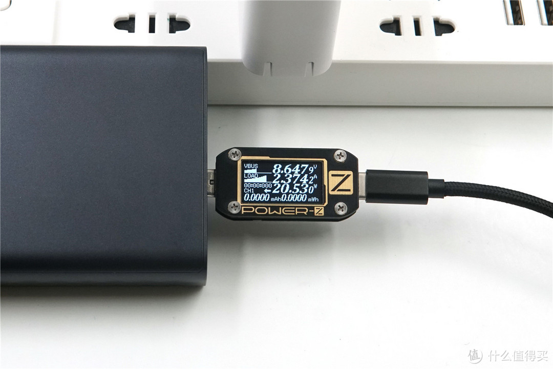 USB-C口支持27W USB PD输出，ZMI紫米 Aura 移动电源QB822开箱评测