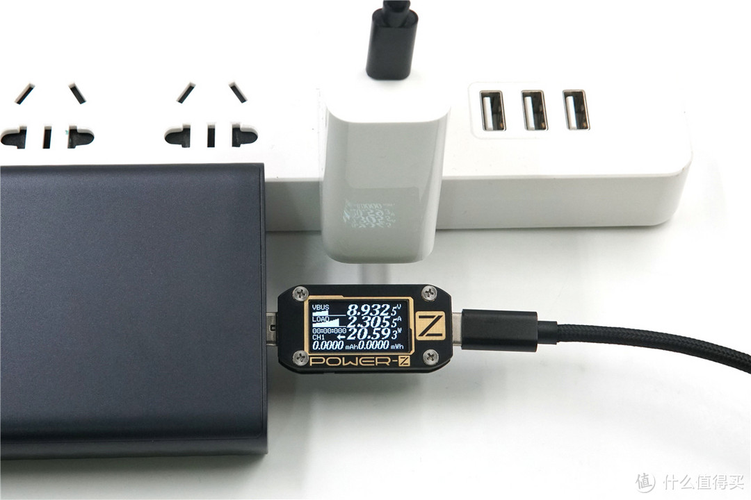 USB-C口支持27W USB PD输出，ZMI紫米 Aura 移动电源QB822开箱评测