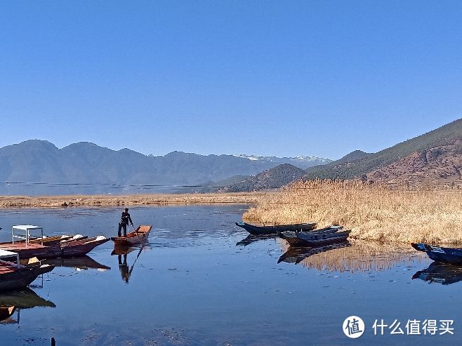 草海上的划船人