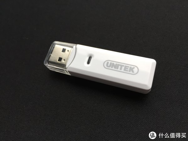 全身为光面塑料材质，正面有LED指示灯以及品牌logo