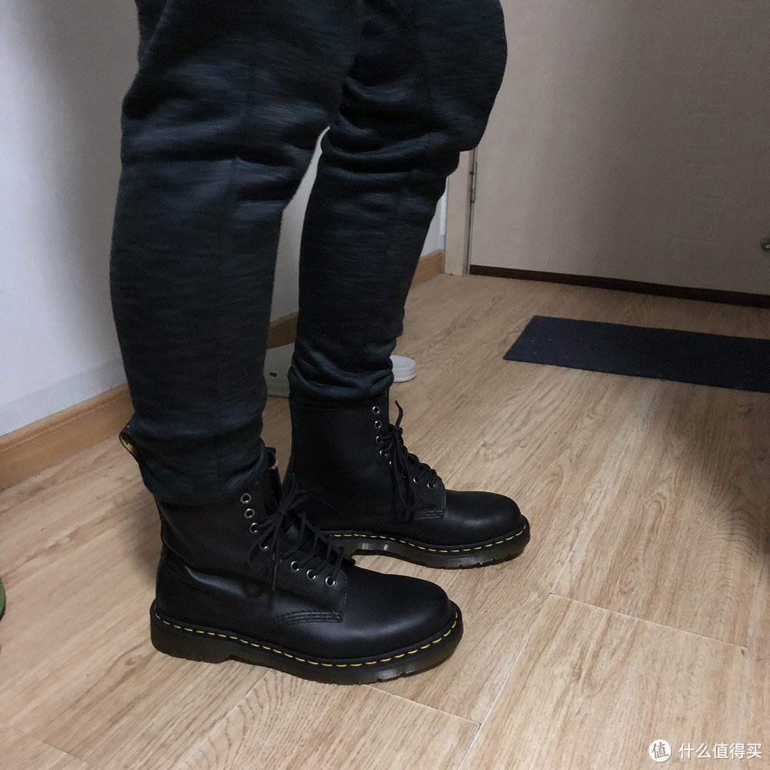 Dr. Martens 1460 软皮男士8孔马丁靴开箱上脚—附真人搭配展示