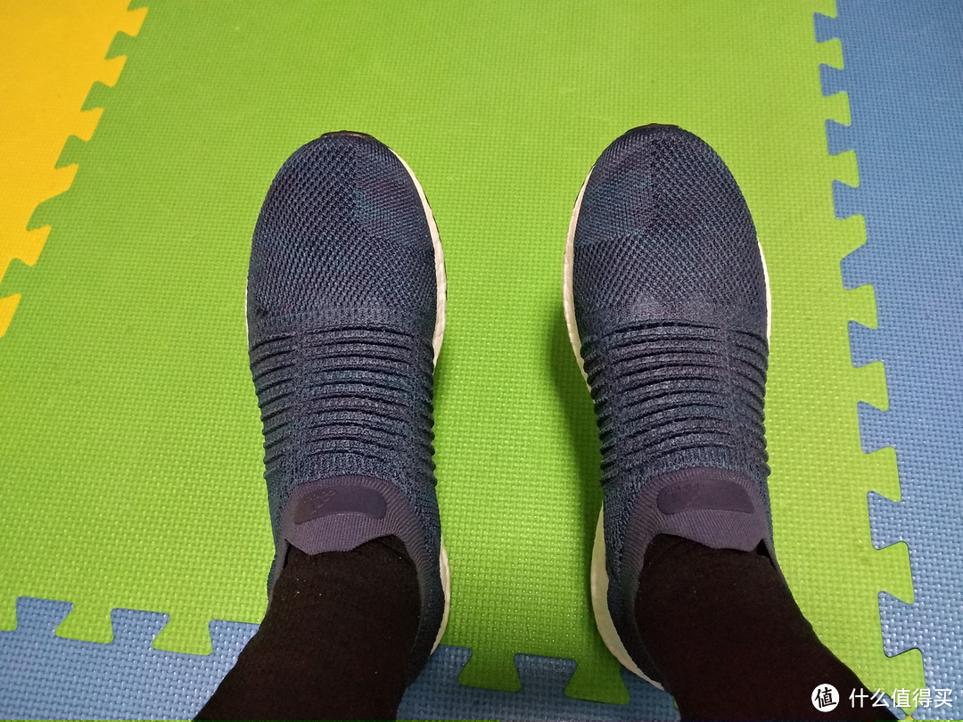 看上去怪怪的鞋子，UltraBOOST LACELESS男跑步鞋BB6139