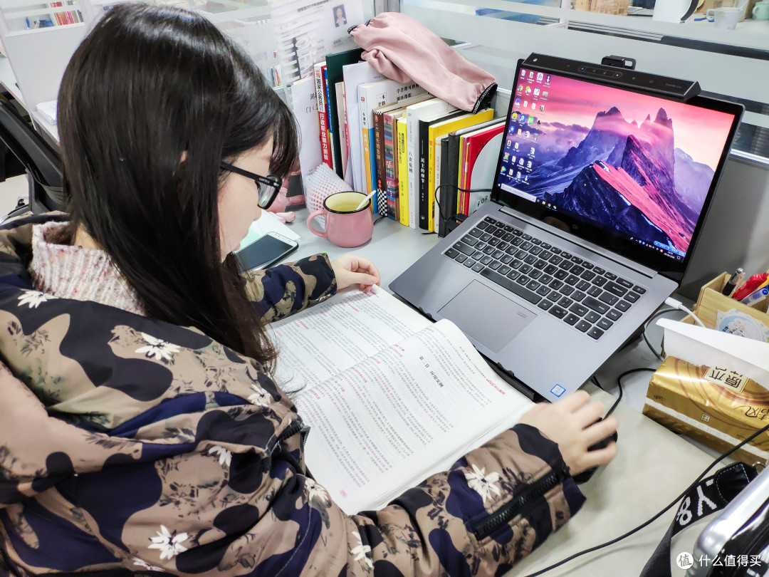移动场景也需优质照明:BenQ 明基 WiT screenbar Lite 笔电智能挂灯测评