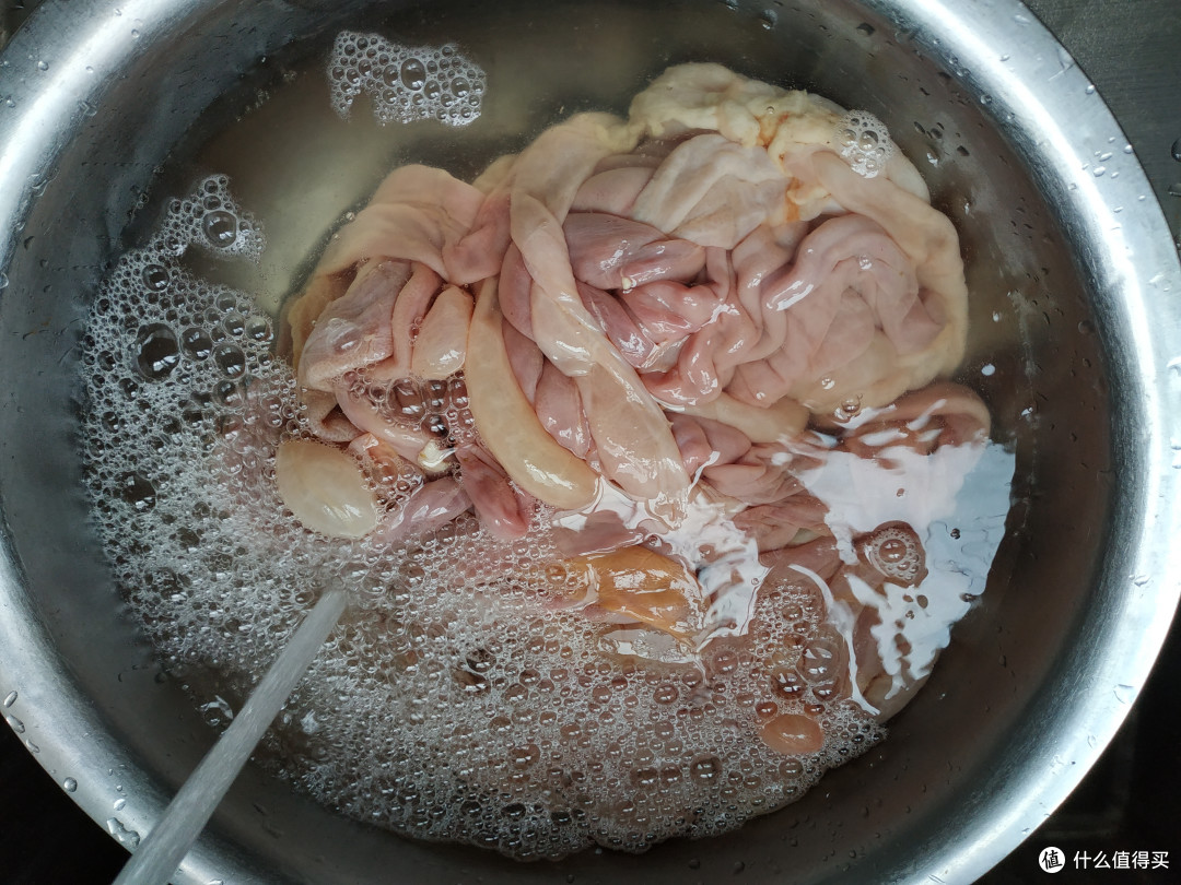 这是从菜市场买回来的新鲜的未经处理清洗的原汁原味的猪小肠,本地菜