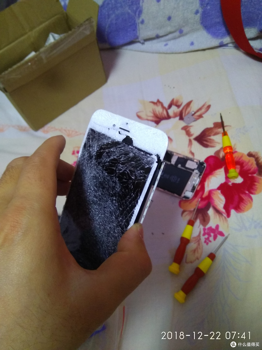 开始以为就换个外屏就行,一打听,得换总成