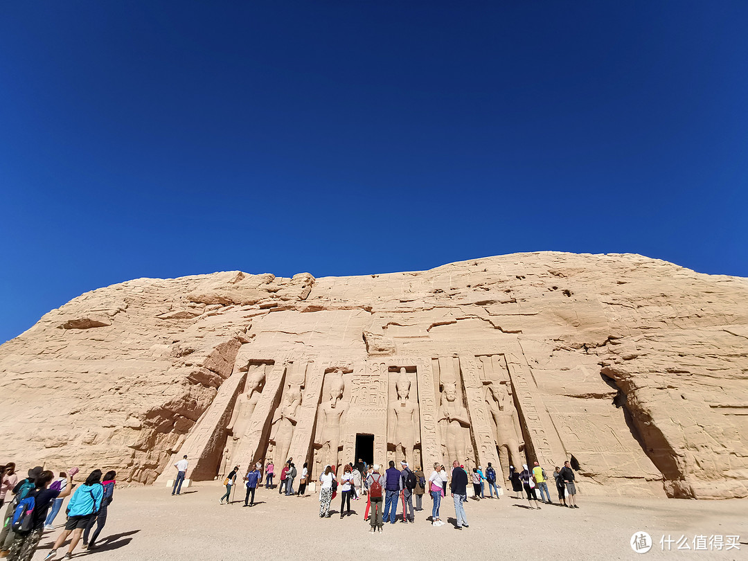 神庙旁是拉美西斯二世为他最宠爱的妻子纳菲尔塔莉（Nefertari）修建的宫殿