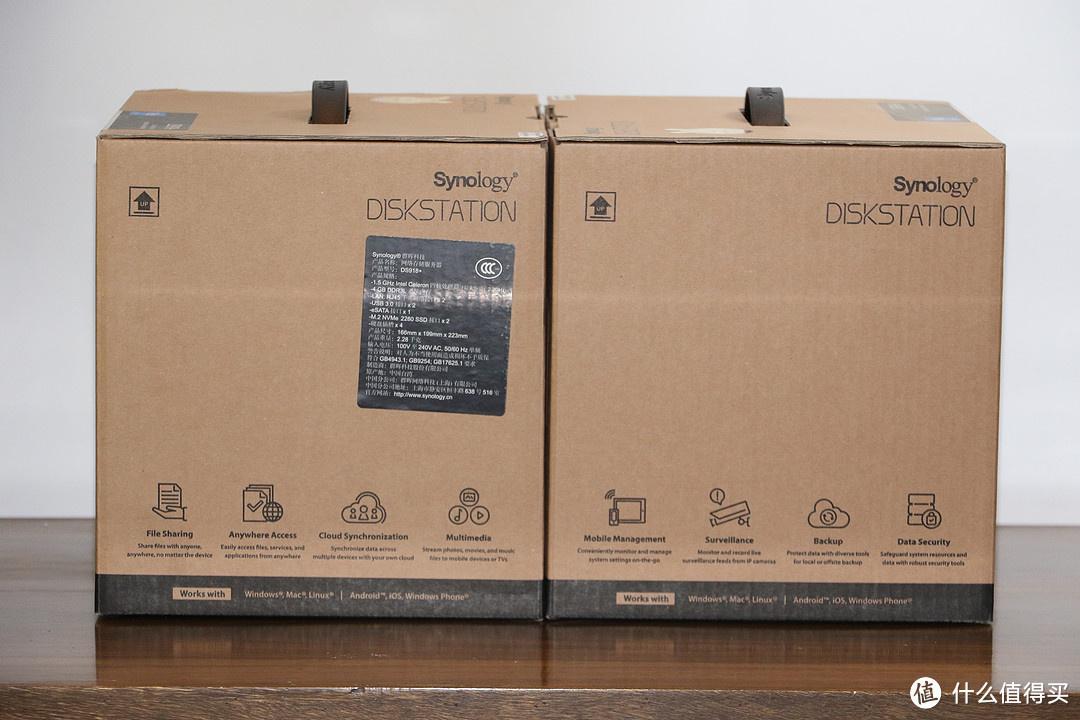 箱子的两侧图文形式介绍了DS 918+的特色功能