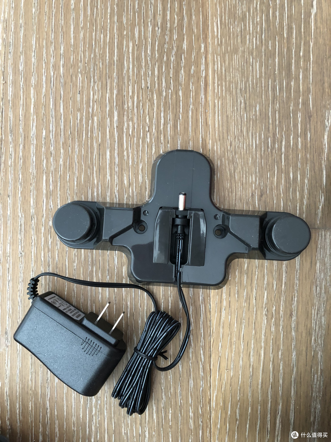 伊贝诺的充电挂架，和戴森的类似，可以上墙。