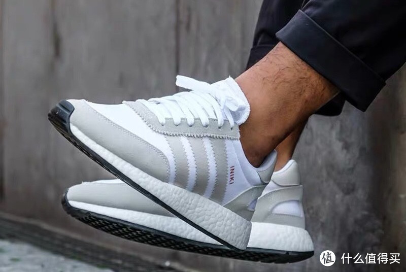 iniki boost鞋型复古，配色白搭