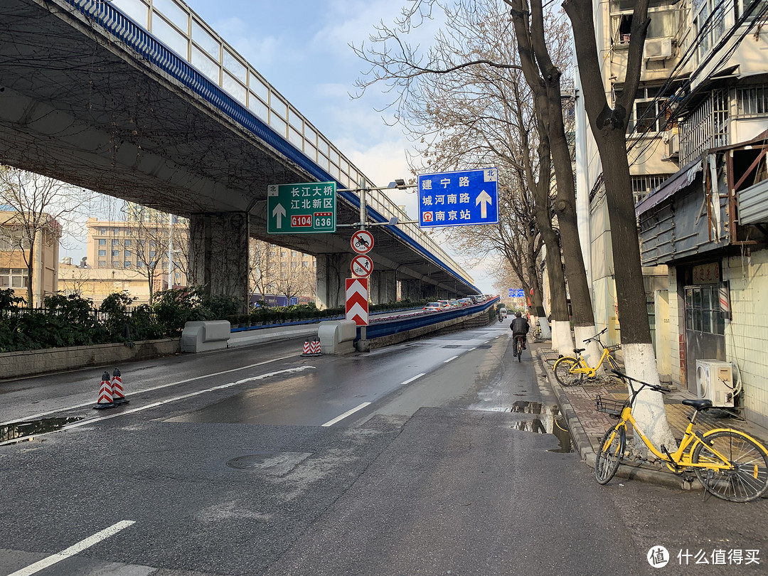 上大桥之前的大桥南路高架已经开始拥堵