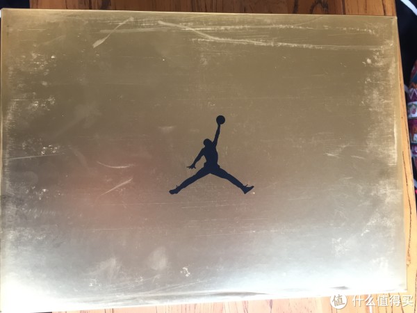 鞋盒盖子上的飞人LOGO，可惜盖子被磨得很严重，因为有事急着走没找店员换。无所谓了，我也不是贩子，自己穿，盒子放久也一样花