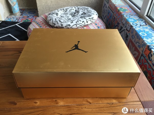 鞋盒是类似金箔，质感还是很好的