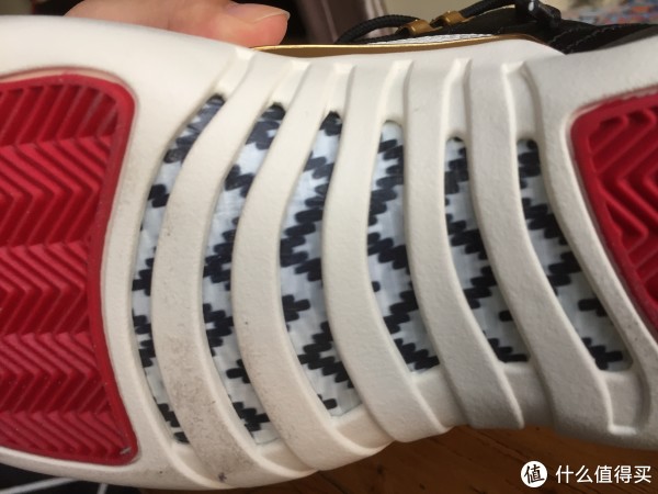 12特有的碳板纹路