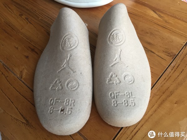 鞋撑这次还是传统的纸质鞋撑，没有送康扣的塑料鞋撑