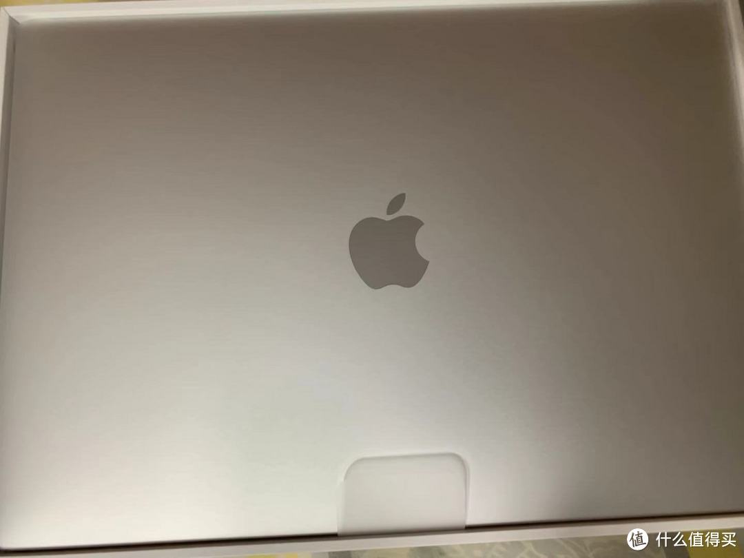 没什么惊喜，拆过新macbook的同学们应该再熟悉不过的画面