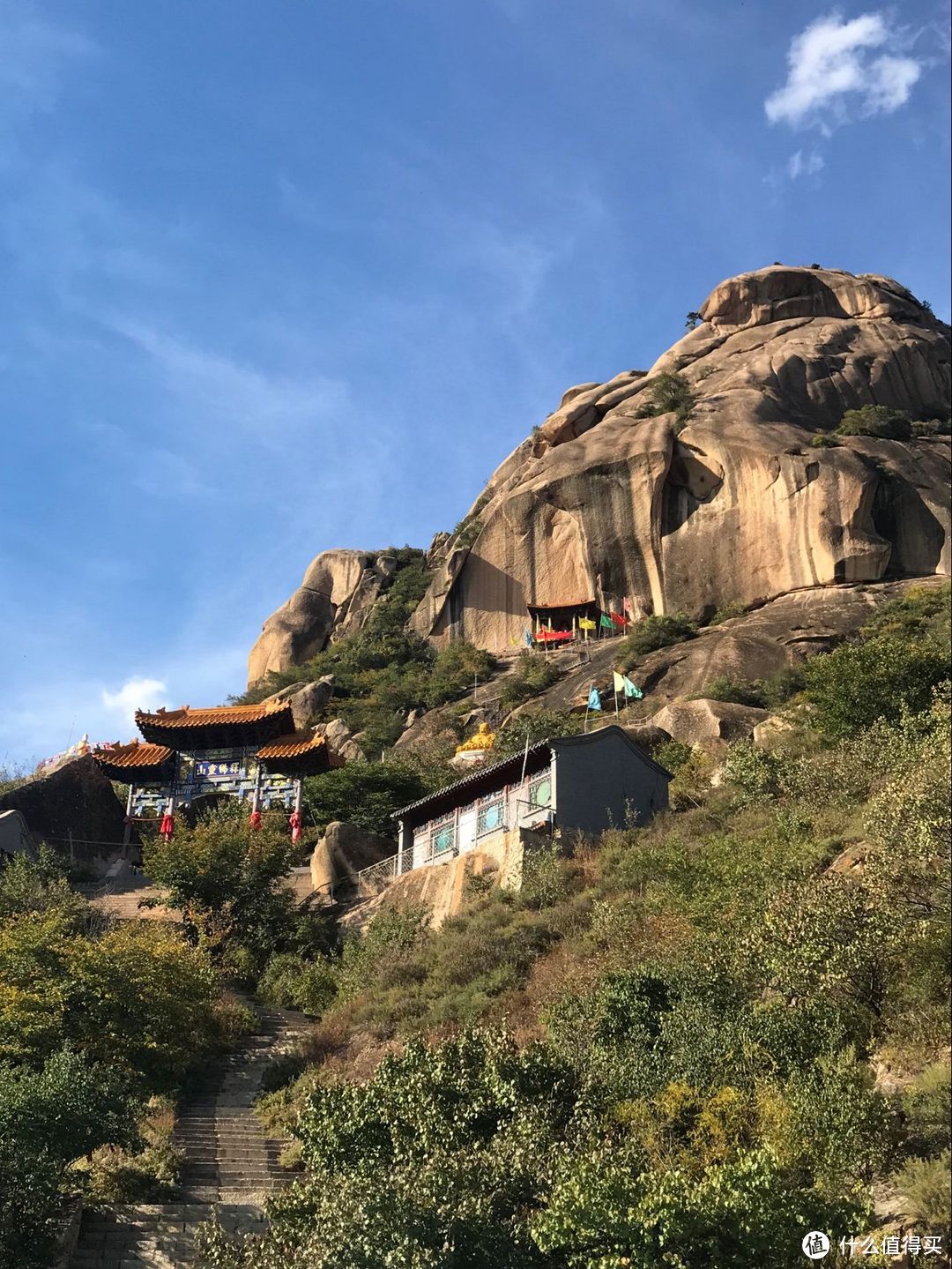 路上遇到的依山而建的寺庙