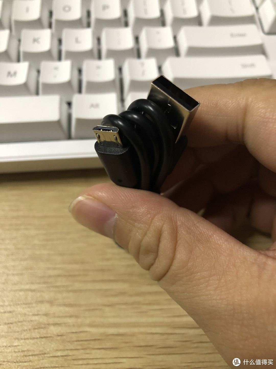 Micro-USB口的连接线，看起来很扎实。