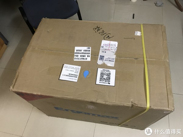 弱小无助的我是很难搬动这样四四方方的箱子的