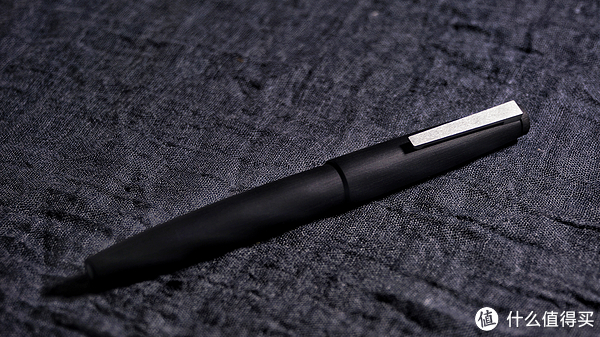 LAMY2000的笔杆是用一种叫polycarbonate resin（聚碳酸酯树脂）的合成材料制成，官网的说法叫磨砂玻璃纤维笔杆。