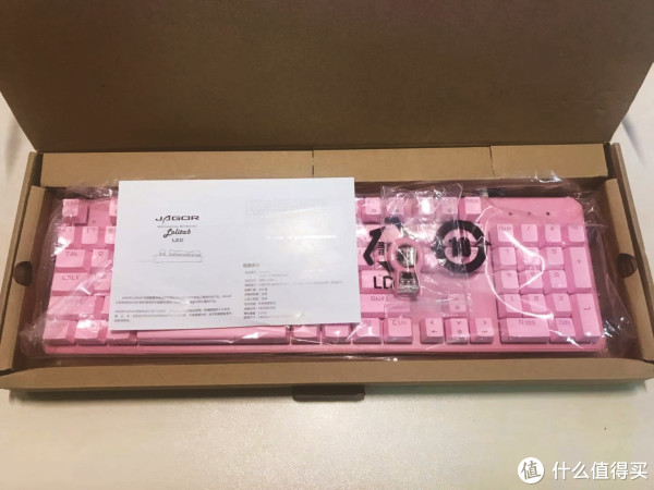 线材很巧妙的在上面纸板下隐藏着