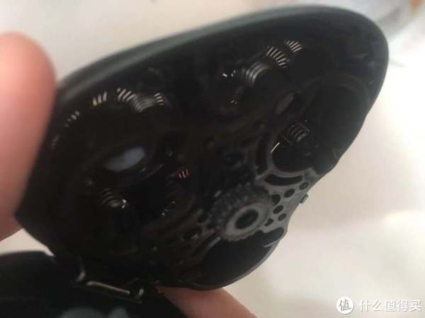 打开刀头，可以看到每个刀片都由弹簧支撑，确保刀片可以随脸型变化