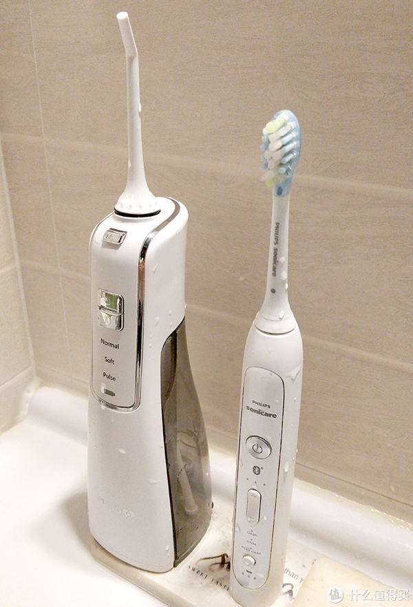 心诺便携式冲牙器与飞利浦电动牙刷大小对比