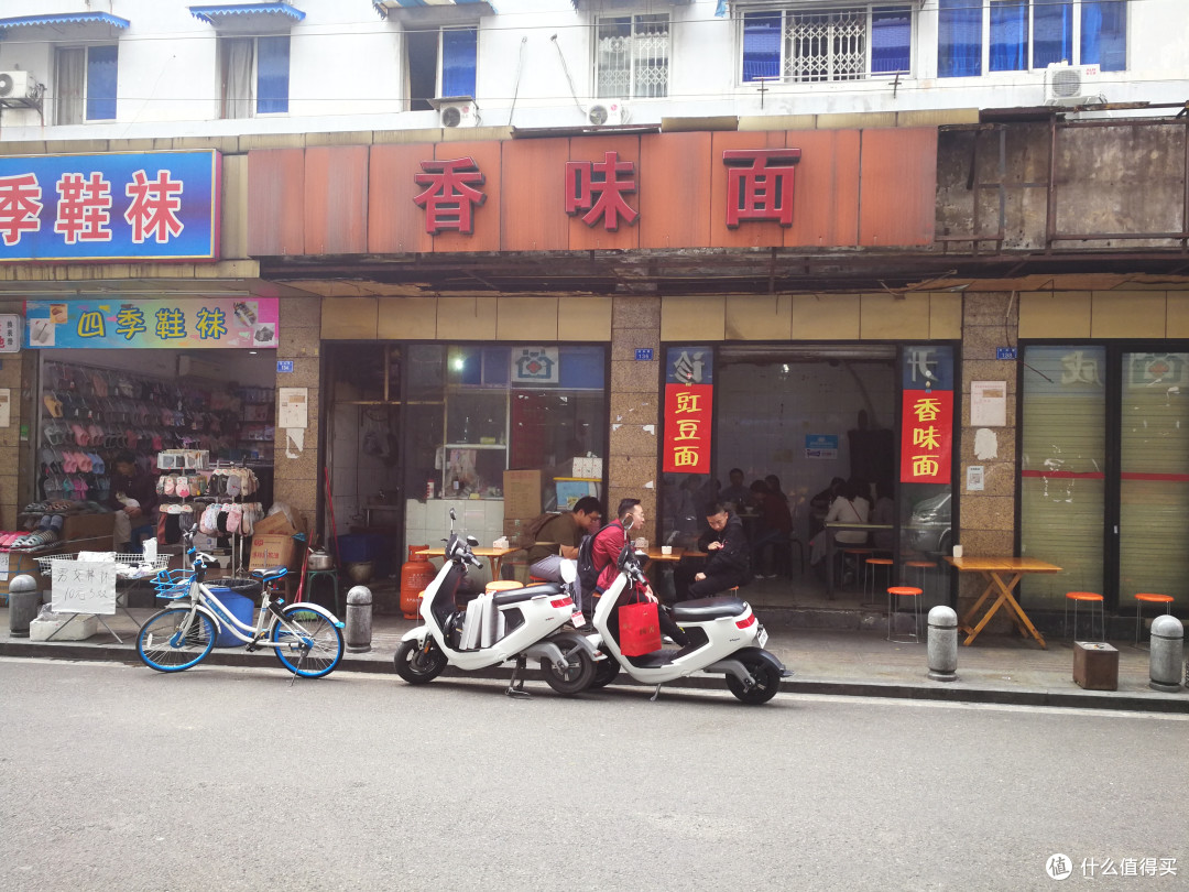 店面是非常的简陋的