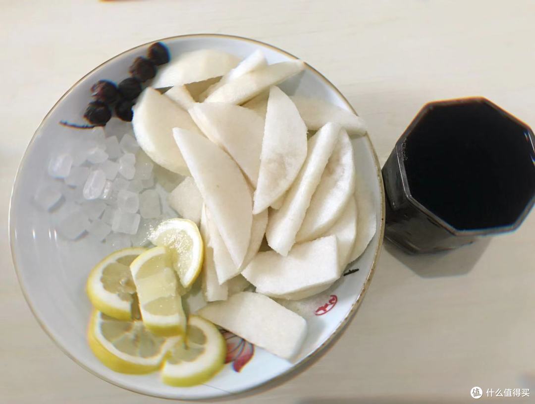 一颗雪梨+半颗柠檬+一小把冰糖+少量桂圆肉+一杯红酒