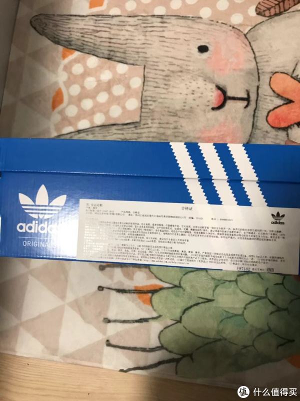 鞋盒侧面。