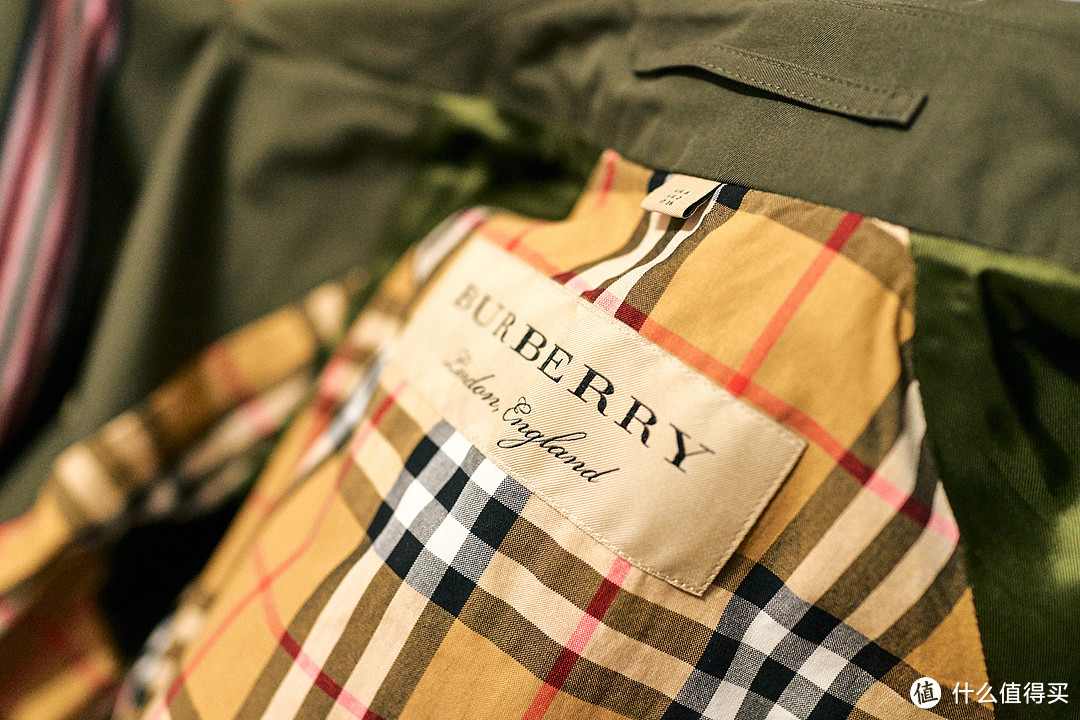 Burberry条纹款风衣—送给老婆的新年礼物