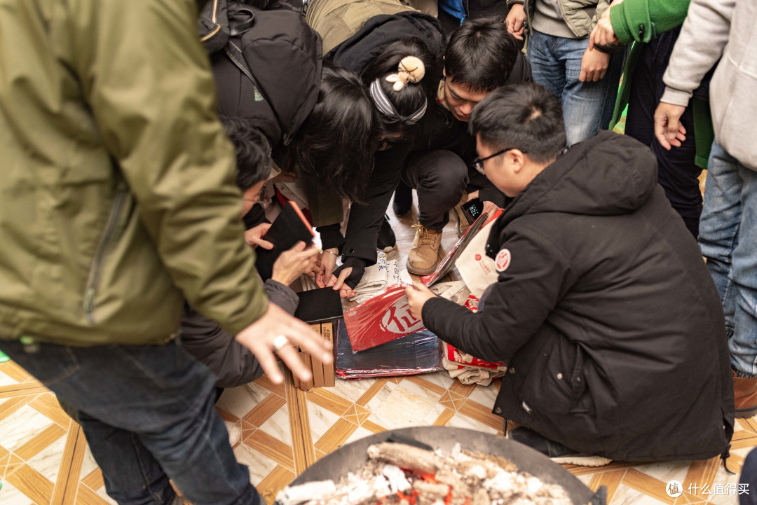 大家一拥而上,场面一度混乱