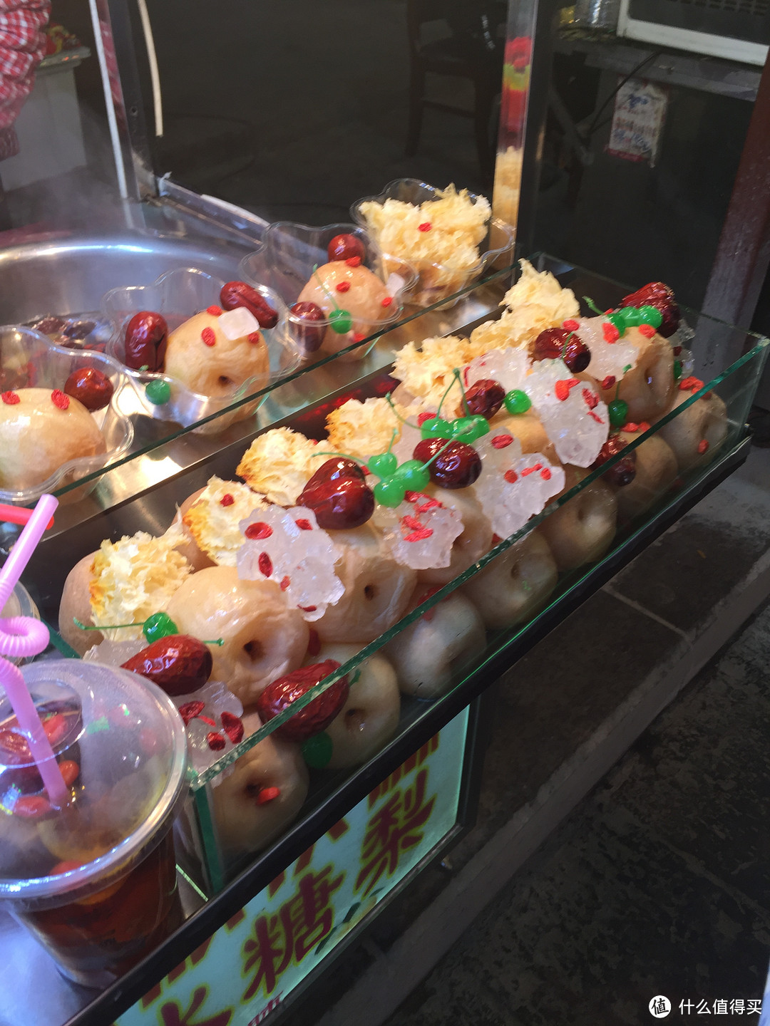 做龙须酥的小哥正在拉糖,看着好过瘾.