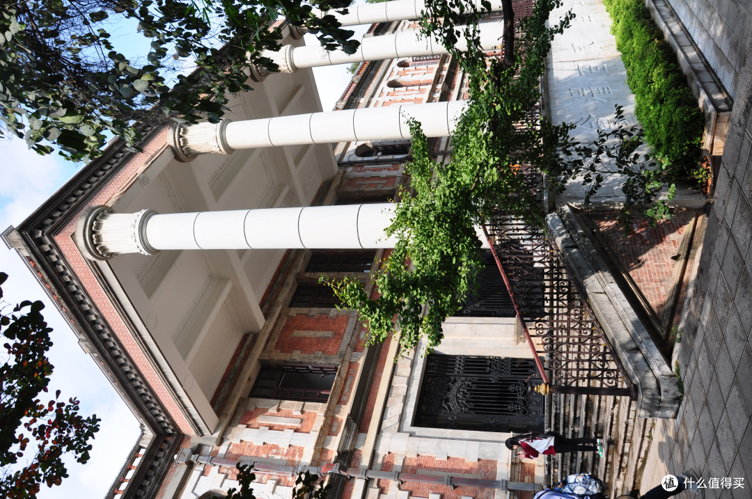 会泽院是云南大学的标志性建筑，于1923年4月20日奠基，1924年落成，设计考究，做工精良，系典型的法式建筑，为云南至今所少有之建筑