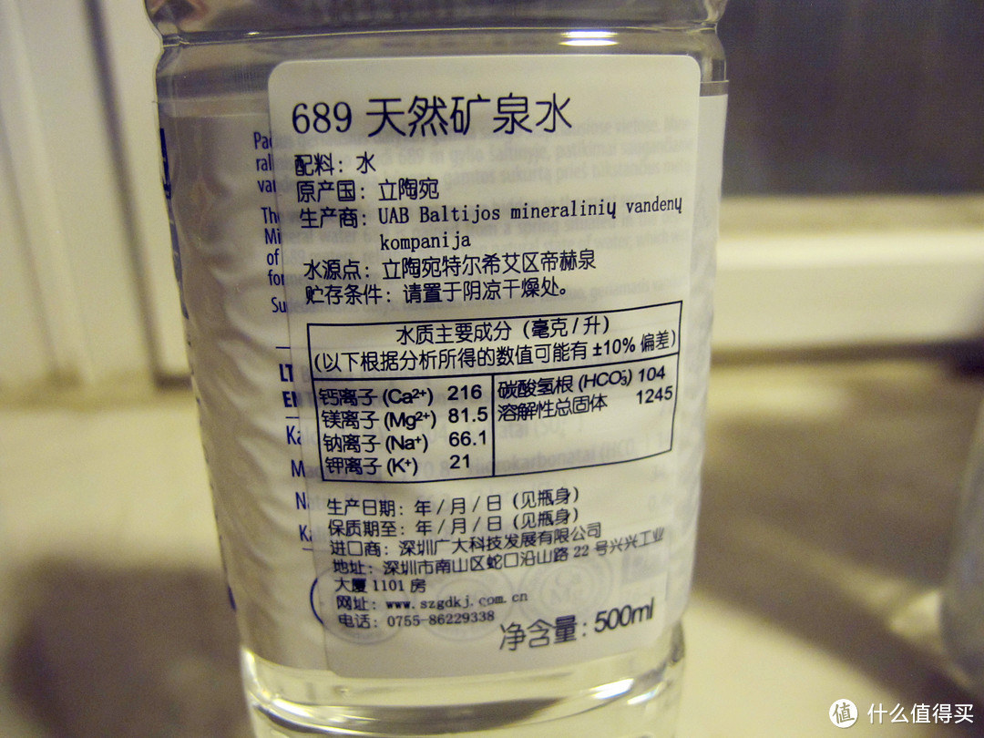 中文标签很详细，产地、经销商、储存条件等等。最重要是水质的主要成分表，一看就明白，的确是矿泉水，没骗人。